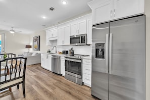Refrigerador, microondas, horno, placa de cocina