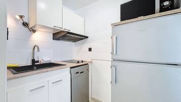 Fridge, microwave, dishwasher, coffee/tea maker