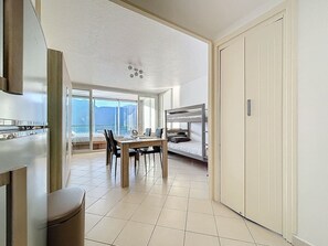 Een moderne keuken met een eethoek, een stapelbed en een groot raam met uitzicht op de omgeving.