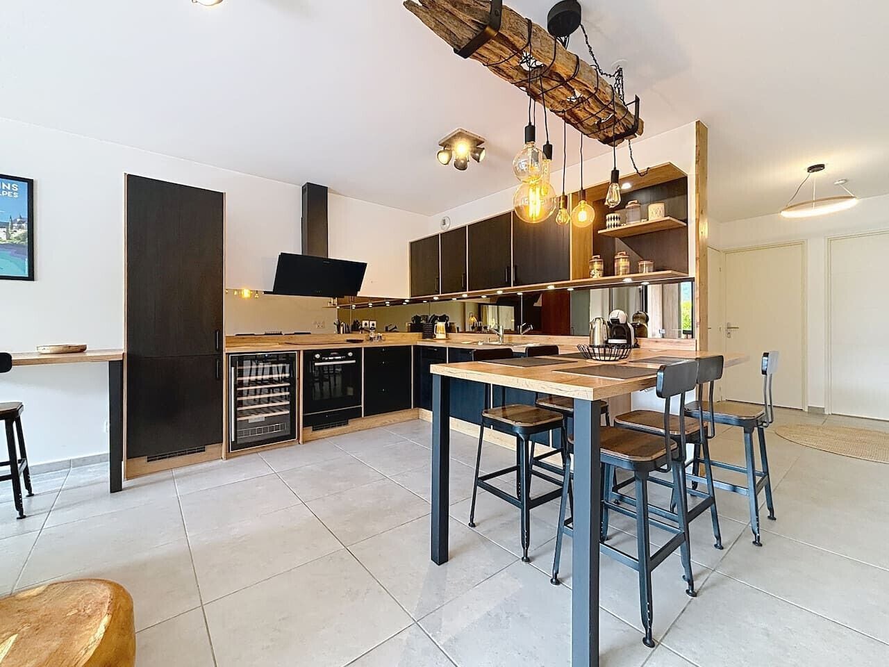 Coffee/tea maker, fridge, oven, stovetop