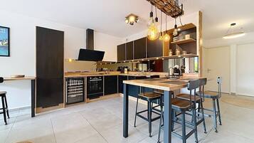 Coffee/tea maker, fridge, oven, stovetop