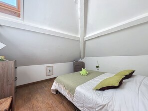 Bureau, fer et planche à repasser, draps fournis