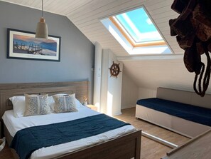 4 dormitoris, escriptori, planxa i posts de planxar i roba de llit 