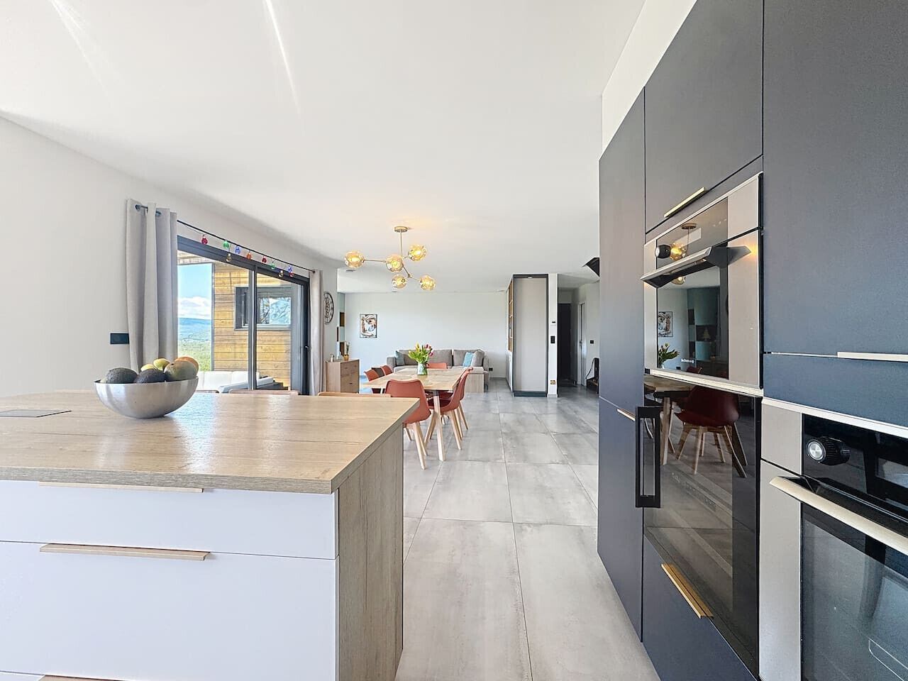 Fridge, oven, dishwasher, coffee/tea maker