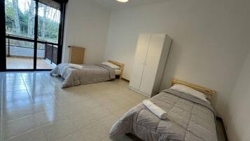 Habitación triple económica, balcón | Escritorio, espacio para trabajar con laptop y wifi gratis