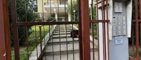 Vista frontal de la propiedad