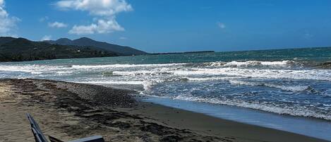 På stranden, solstolar och strandhanddukar