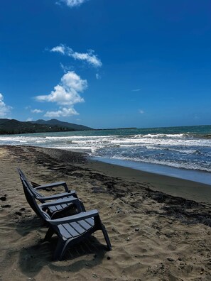 Am Strand, Liegestühle, Strandtücher