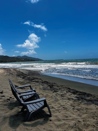 La Casita. Charming Family Villa just steps from the  beach. Full/AC and Wifi.