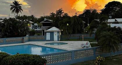 La Casita. Charming Family Villa just steps from the beach. Full/AC and Wifi.