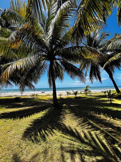 La Casita. Charming Family Villa just steps from the  beach. Full/AC and Wifi.