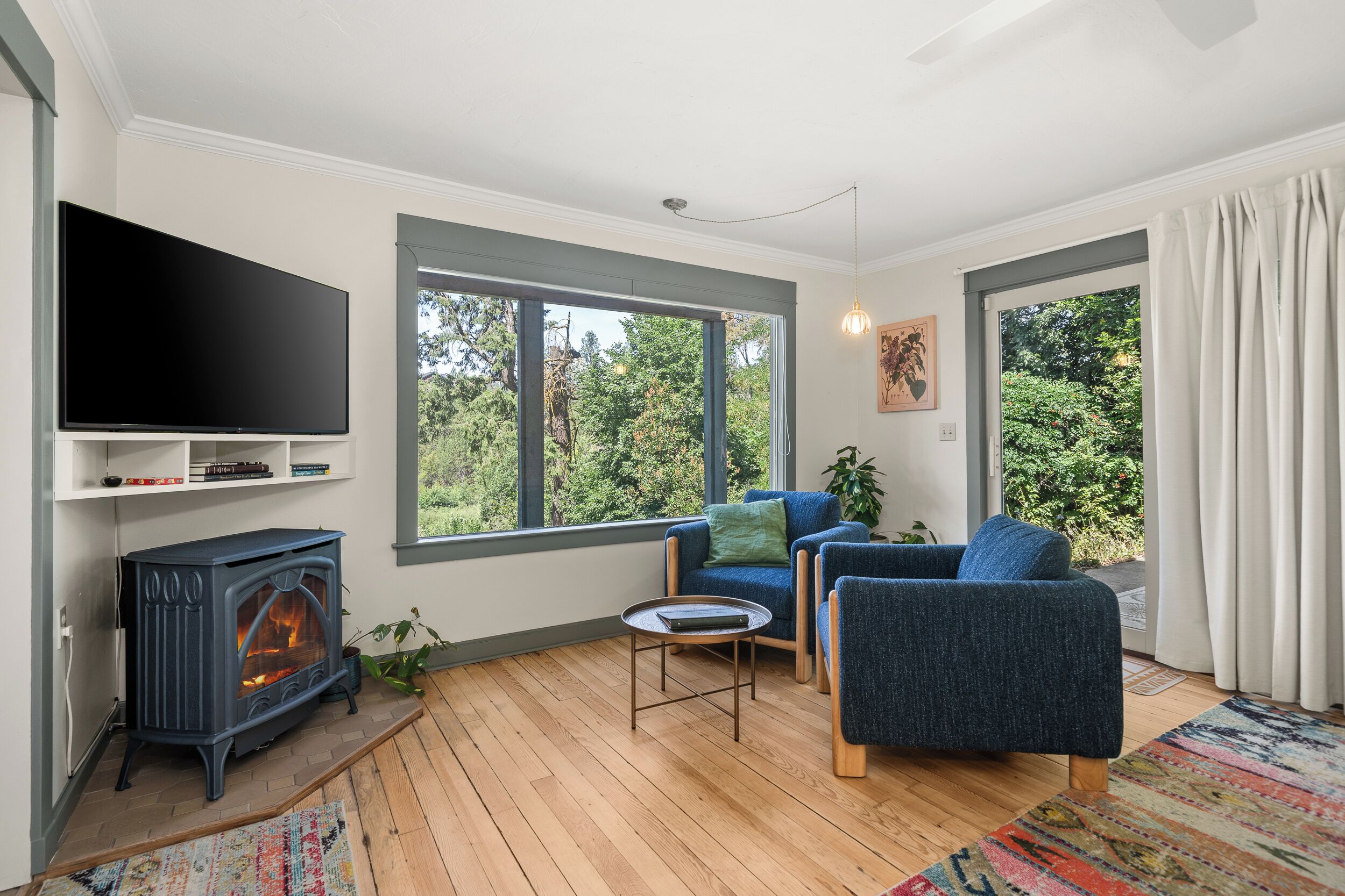 Smart-TV, Kamin, Bücher