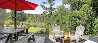 The Historic River Lodge - Your Private Riverfront Suite