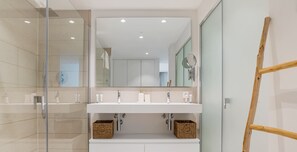 Shower, hair dryer, towels, soap - Flora | Private pool - terrace - bbq (Fuengirola)