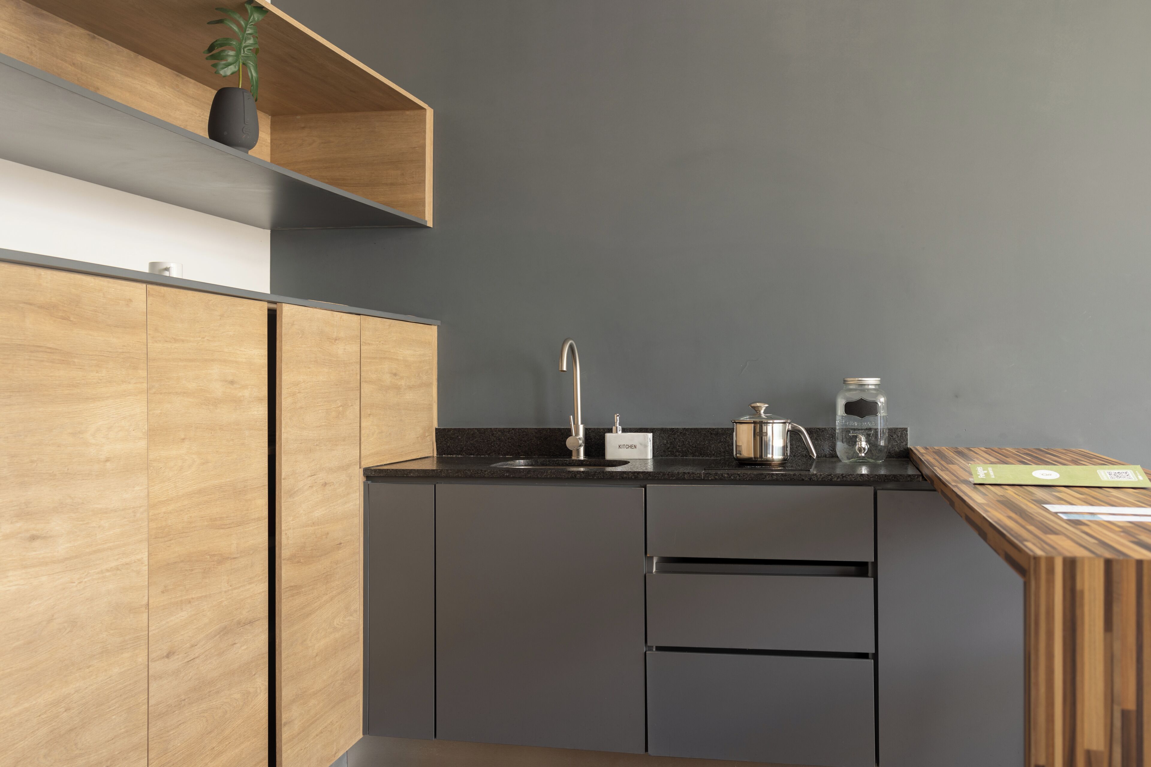 Tủ lạnh nhỏ, lò vi sóng, bếp nấu, dụng cụ pha cà phê/trà 