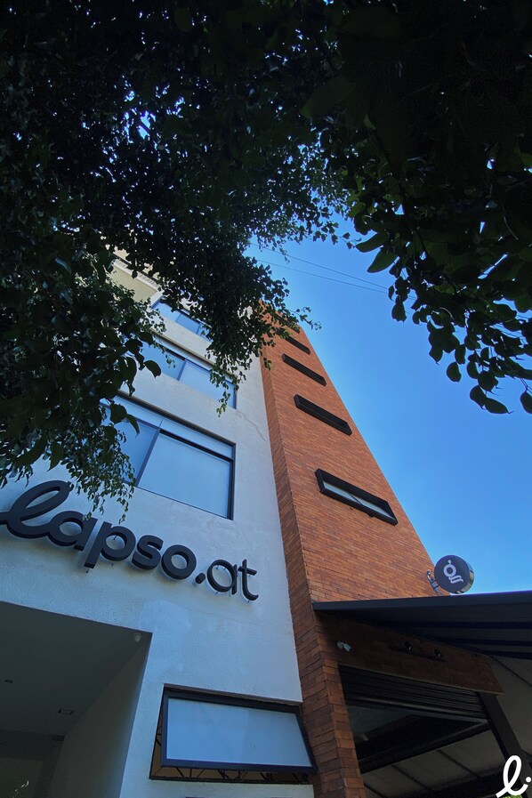 Vista frontal de la propiedad