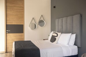 Meja kerja, tirai kedap cahaya, setrika/meja setrika, dan Wi-Fi gratis