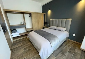 Tirai kedap cahaya, setrika/meja setrika, dan Wi-Fi gratis