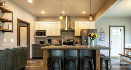 Epic 6BR w/ Movie Theater + Goats + Dock Access
