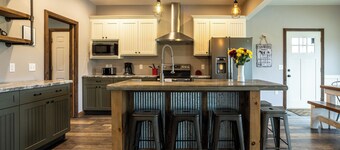 Epic 6BR w/ Movie Theater + Goats + Dock Access