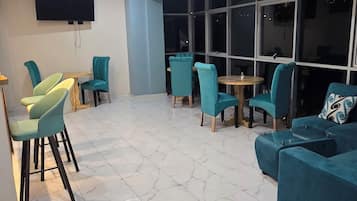 笔记本电脑工作区、免费 WiFi、床单