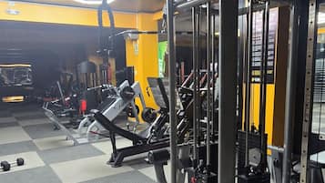 笔记本电脑工作区、免费 WiFi、床单