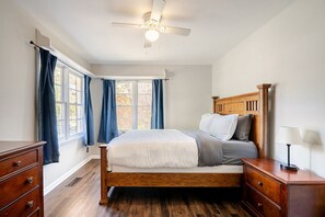 1 bedroom, desk, iron/ironing board, WiFi