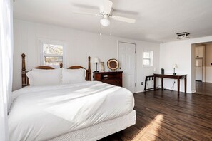 1 bedroom, desk, iron/ironing board, WiFi