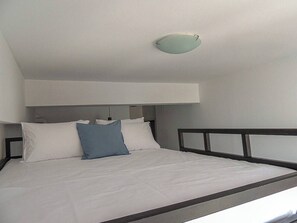 1 bedroom, travel cot, WiFi, bed sheets