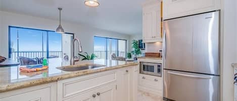 ثلاجة، ميكروويف، فرن، موقد طهي مسطح