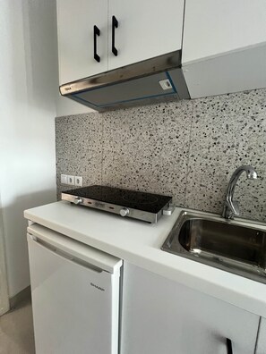 Refrigerador, horno, parrilla de estufa y cafetera y tetera 