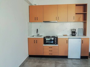 Jääkaappi, uuni, kahvin-/teenkeitin