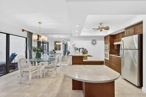 Jääkaappi, mikroaaltouuni, uuni, liesi