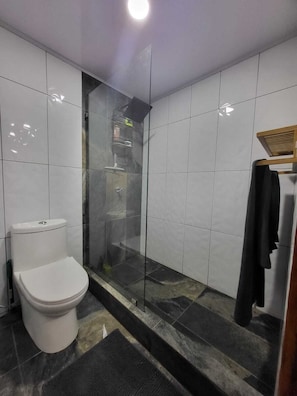 Douche, sĂšche-cheveux, serviettes fournies, savon