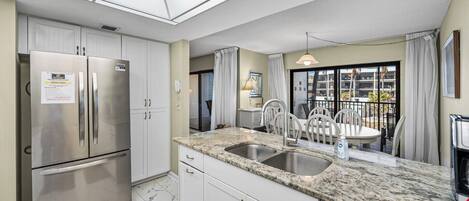 Jääkaappi, mikroaaltouuni, uuni, liesi