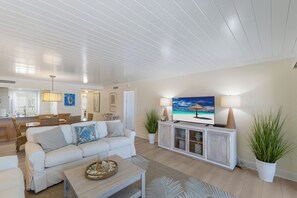 TV - Sea Oats 214 - Gulf Front - Sleeps 6 - Tennis - Pool - Elevators (Boca Grande)