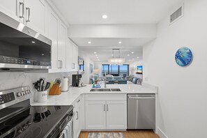 Kjøleskap, mikrobølgeovn, ovn og kokeplater