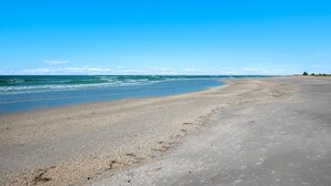 På stranden