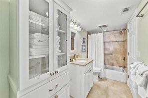 Shower, towels - Sea Oats 316 - Elevators - Tennis Courts - Community Pool -  Sleeps 6 (Boca Grande)