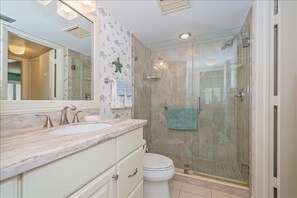 Shower, towels - Sea Oats 324 - GulfView - Sleeps 4 - Elevators - Tennis (Boca Grande)