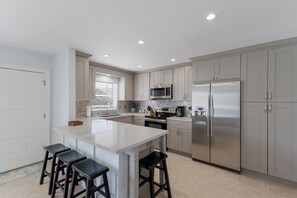 ثلاجة، ميكروويف، موقد طهي مسطح، غسالة أطباق