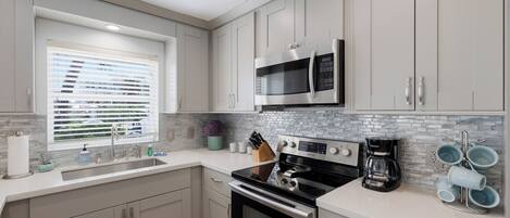 Fridge, microwave, stovetop, dishwasher