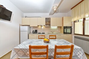 Fridge, oven, stovetop, dishwasher - Apartment 2394/160215 (Istria - Pula), 750m from the beach (Pula)