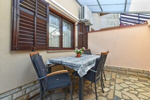 Outdoor dining - Apartment 2394/160215 (Istria - Pula), 750m from the beach (Pula)