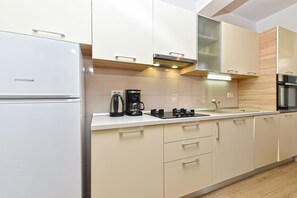 Kühlschrank, Ofen, Herdplatte, Geschirrspüler