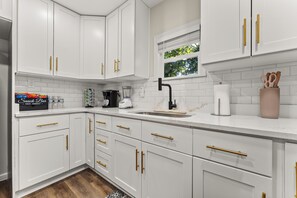 Microondas, horno, parrilla de estufa y tetera eléctrica