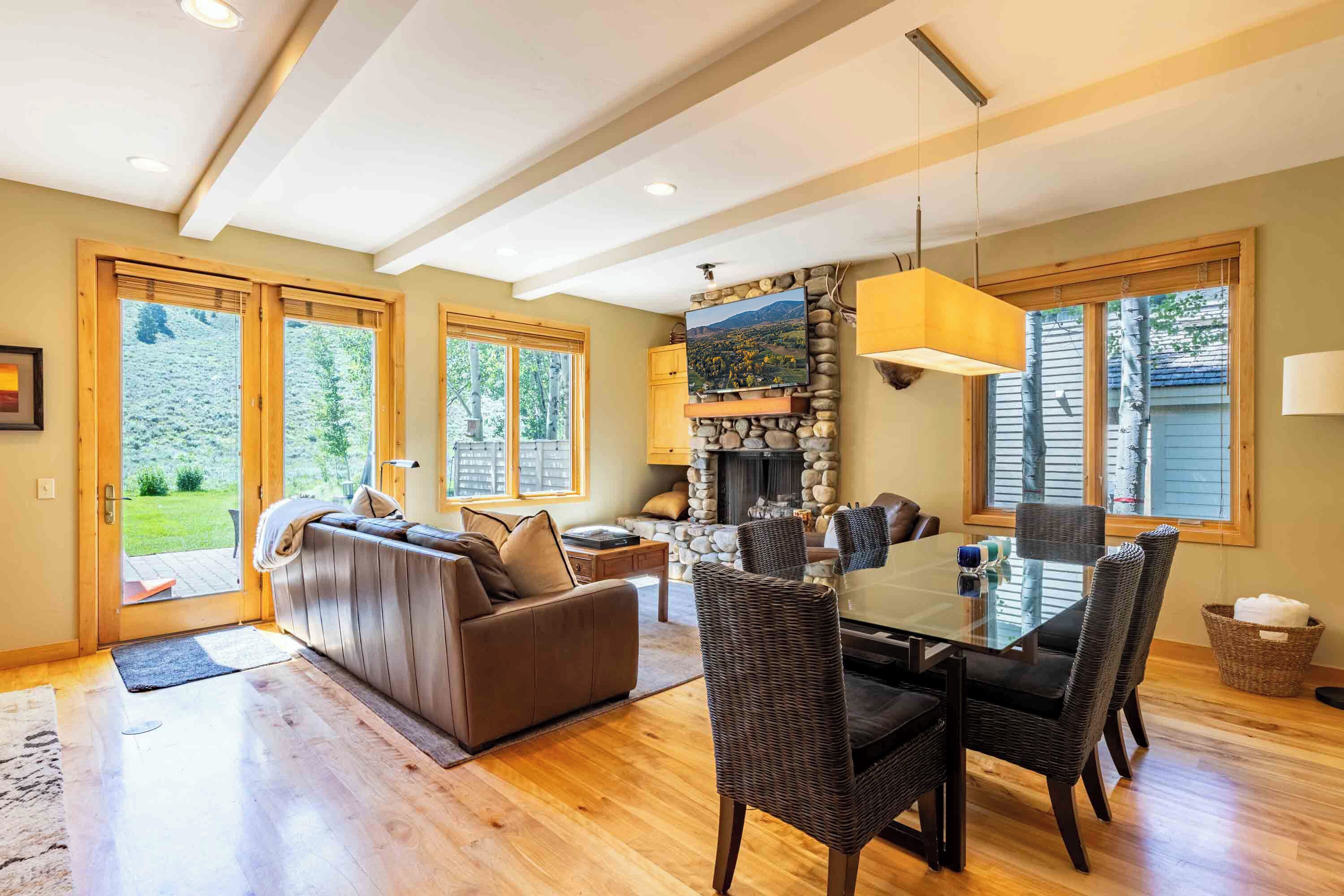 Smart TV, fireplace, computer monitors