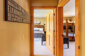 3 bedrooms, desk, iron/ironing board, free WiFi