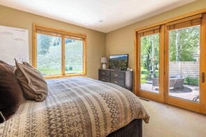 3 bedrooms, desk, iron/ironing board, free WiFi