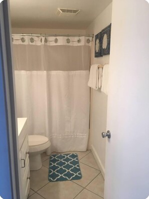 Haartrockner, Handtücher, Seife, Toilettenpapier